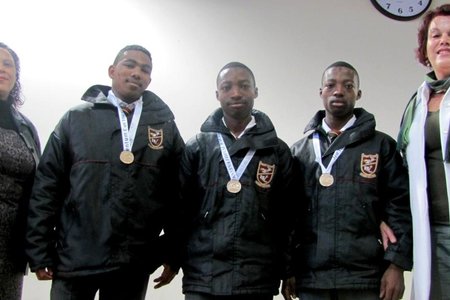 Gansbaai Academia, vlnr me Carien Fortuin (Adjunkhoof), Marco Maarman, Themba Mangali, Thembasile Mangali  en me Helena Segal